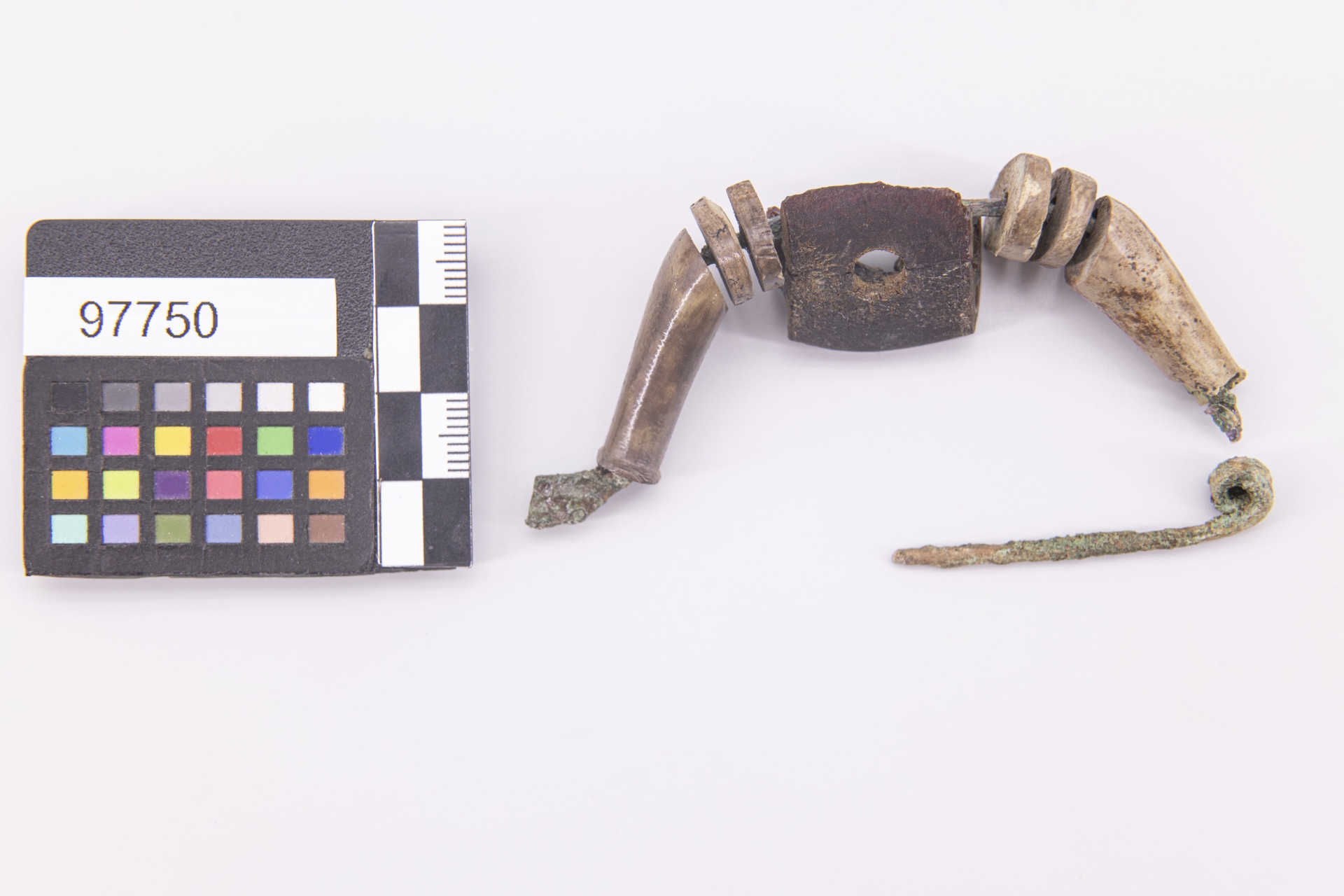 fibula ad arco rivestito - etrusco (sec. VI a.C)