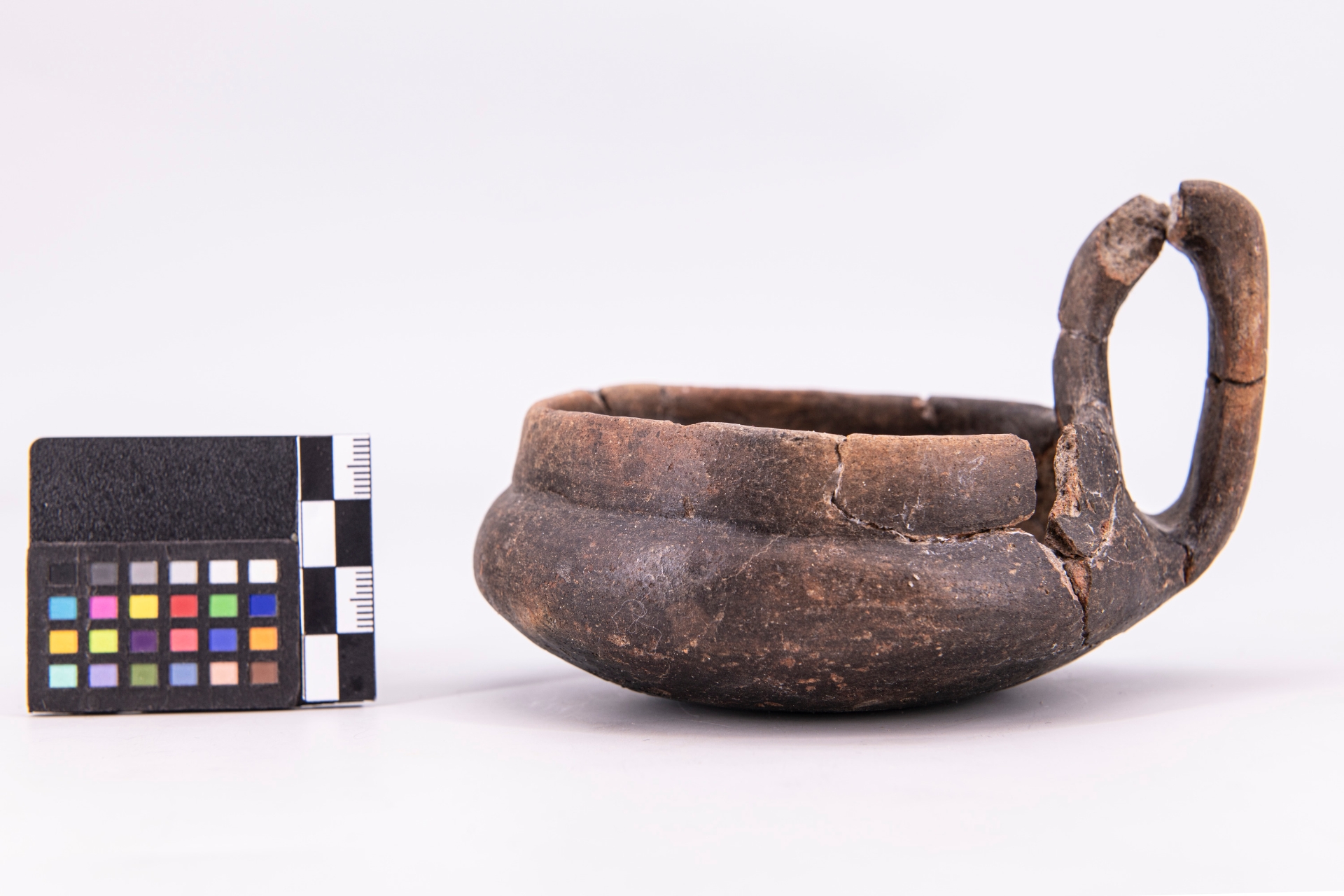 tazza - fase Pontecagnano IB-II (terzo quarto sec. VII a.C)