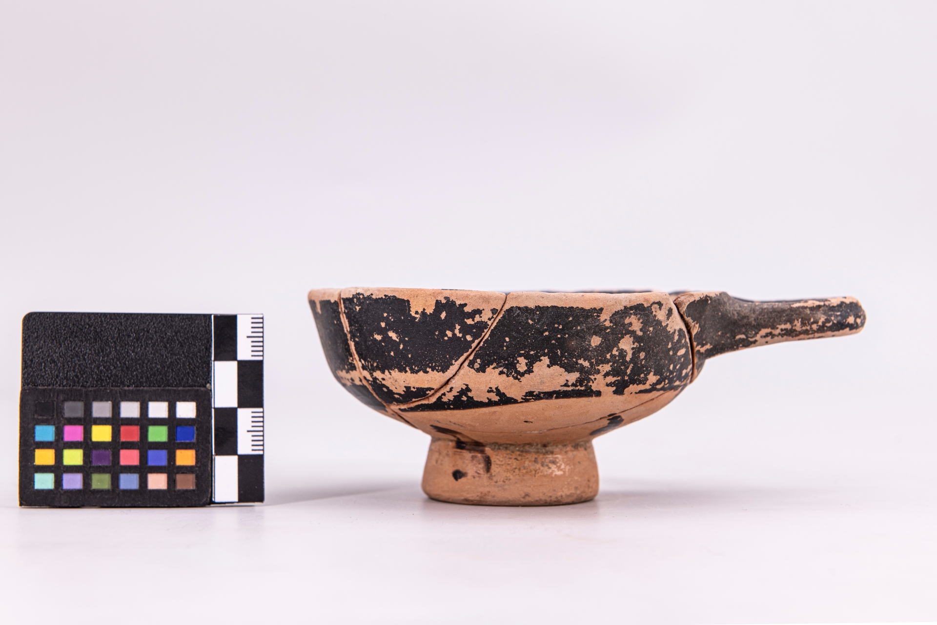 coppetta monoansata - ambito pestano (sec. IV a.C)