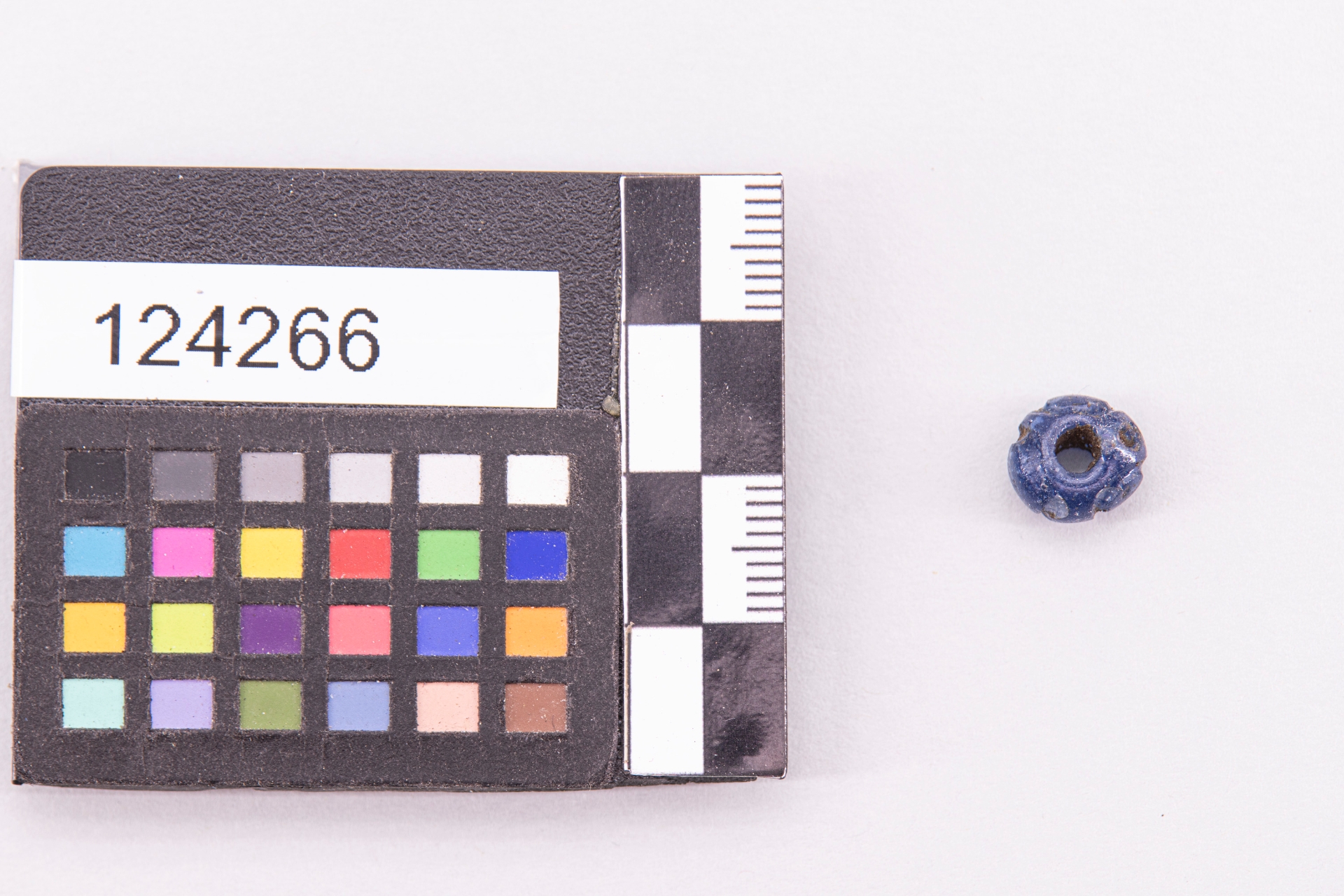 GIOIELLI E MONILI/ perla a occhi (sec. VII a.C)