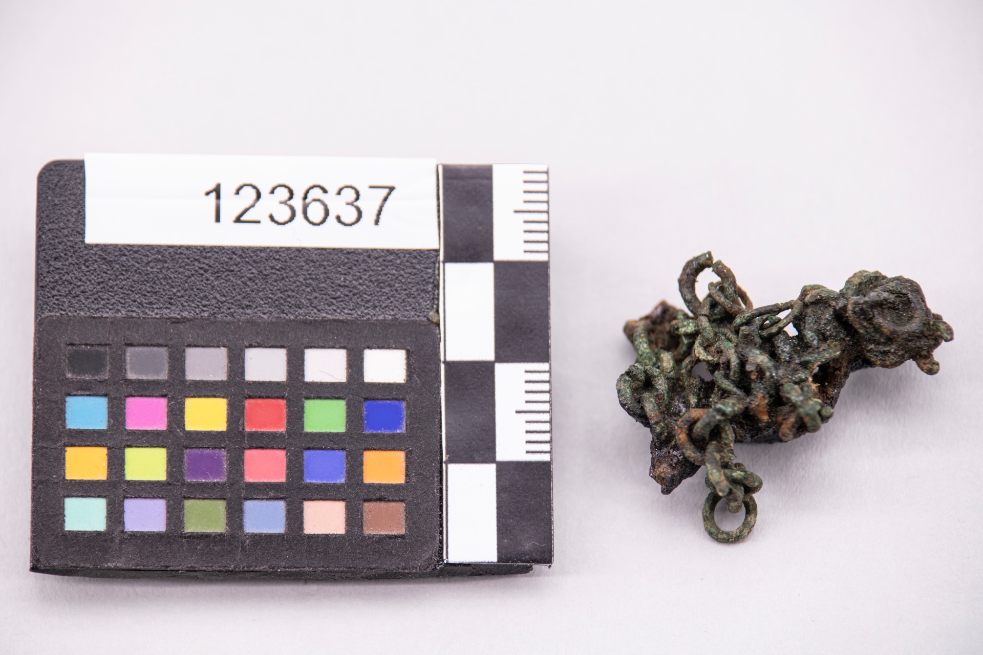 fibula/ ad arco serpeggiante (prima metà sec. VII a.C)