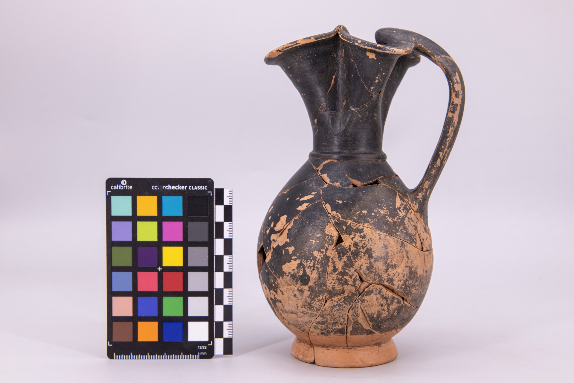 oinochoe a bocca trilobata - ambito pestano (sec. IV a.C)