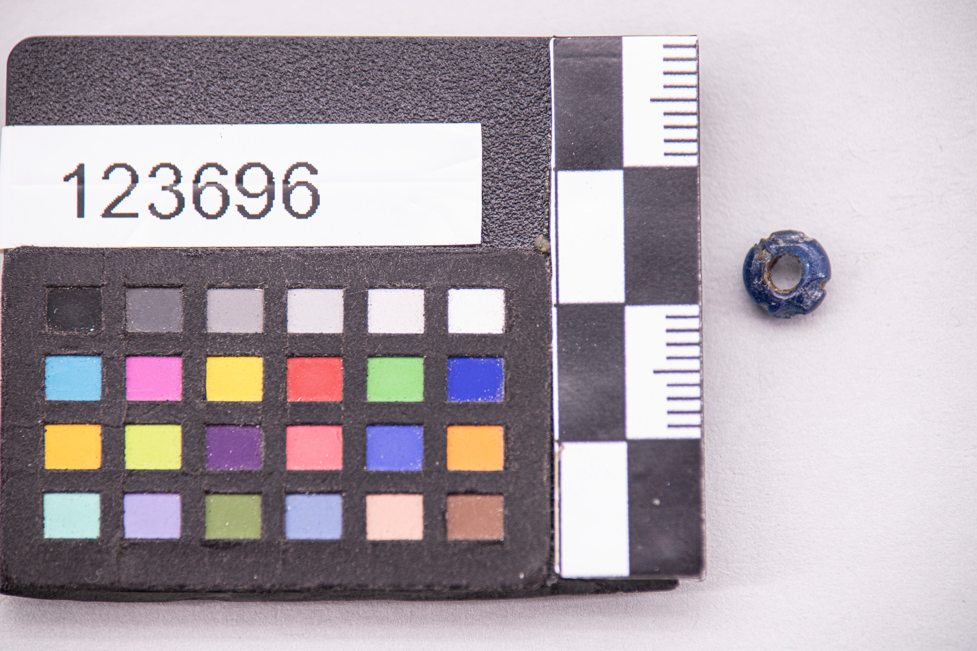 GIOIELLI E MONILI/ perla a occhi (sec. VII a.C)