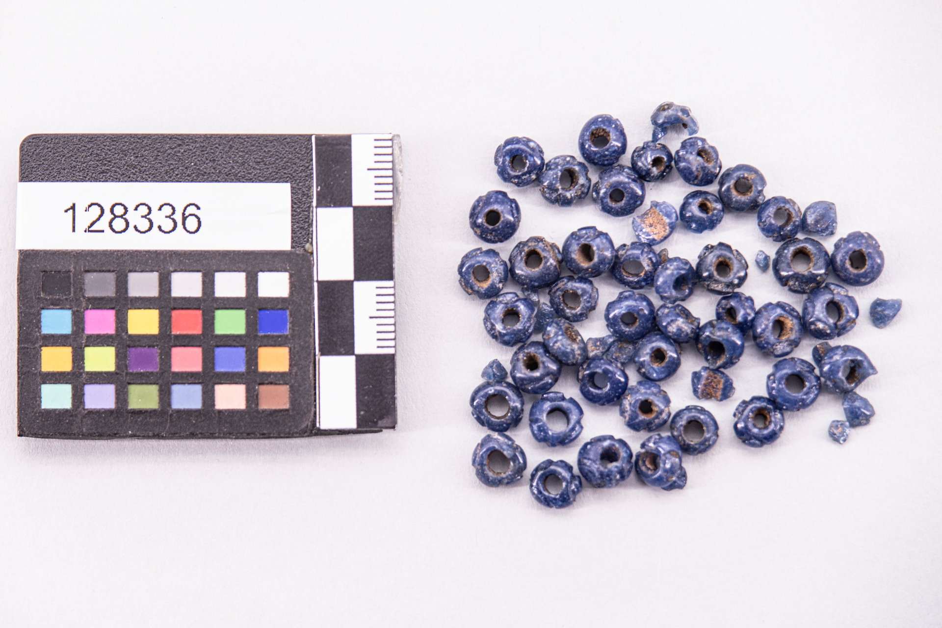 GIOIELLI E MONILI/ perla a occhi (sec. VII a.C)