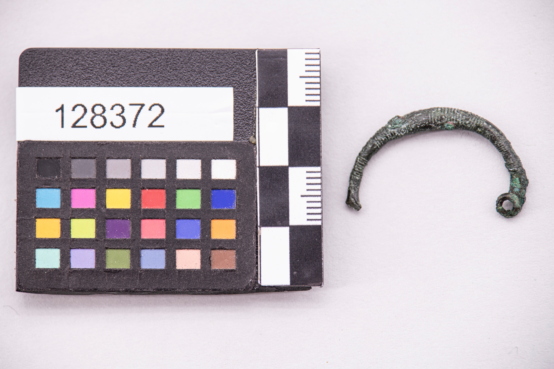 fibula/ ad arco ingrossato - fase Pontecagnano IB-II (terzo quarto sec. VII a.C)