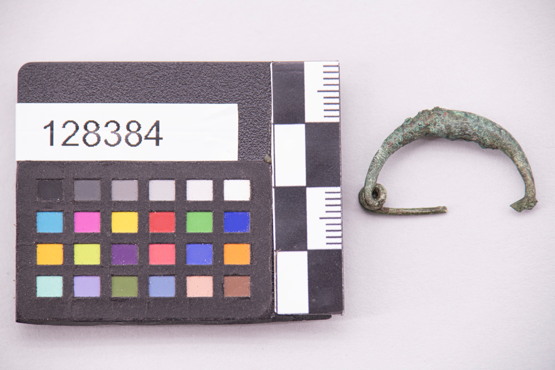 fibula/ ad arco ingrossato - fase Pontecagnano IB-II (terzo quarto sec. VII a.C)