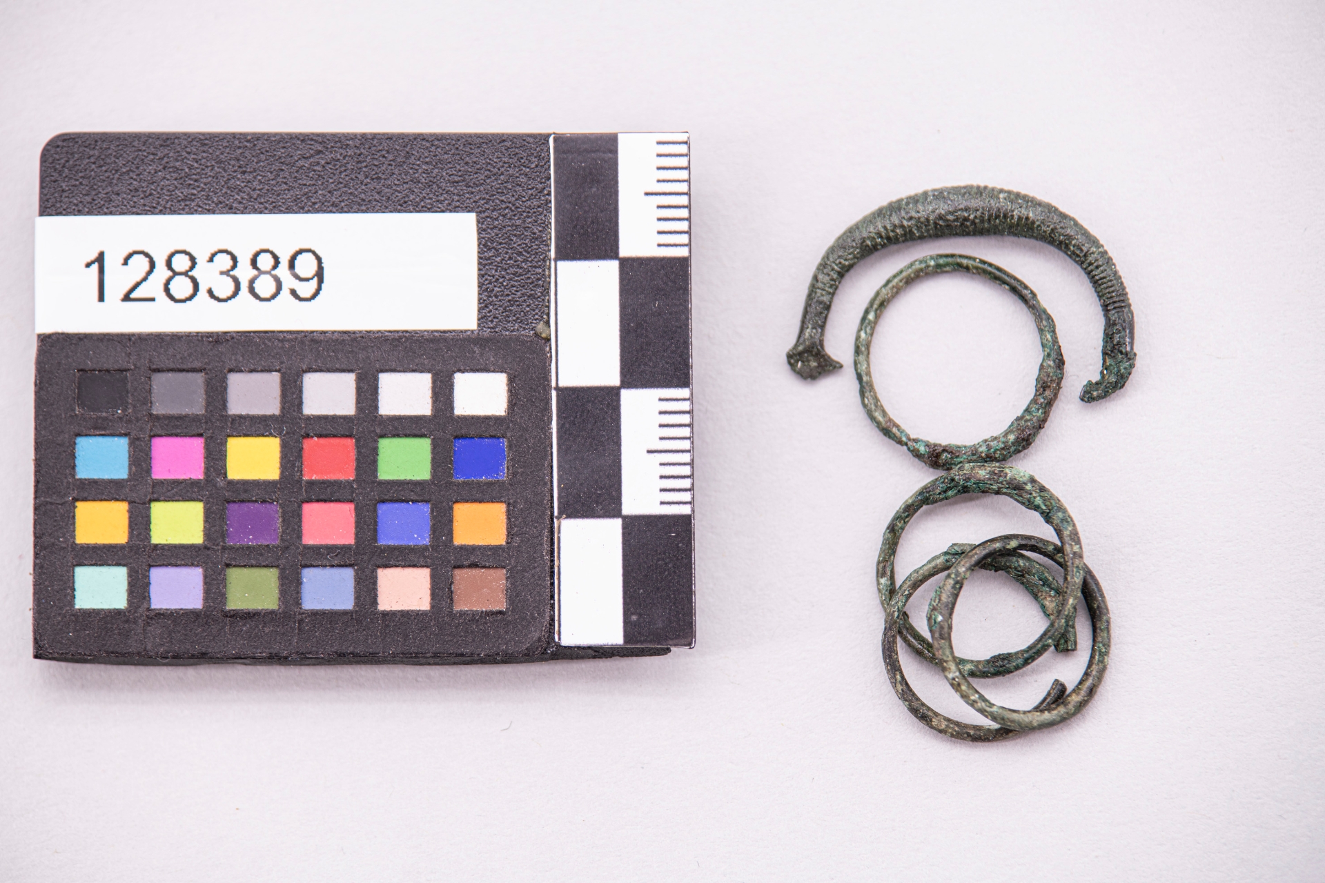 fibula/ ad arco ingrossato - fase Pontecagnano IB-II (terzo quarto sec. VII a.C)