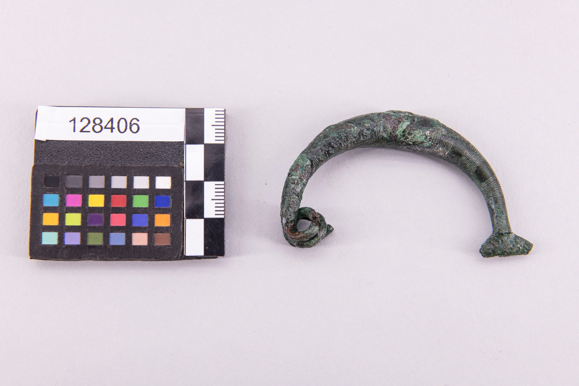 fibula/ ad arco ingrossato - fase Pontecagnano IB-II (terzo quarto sec. VII a.C)