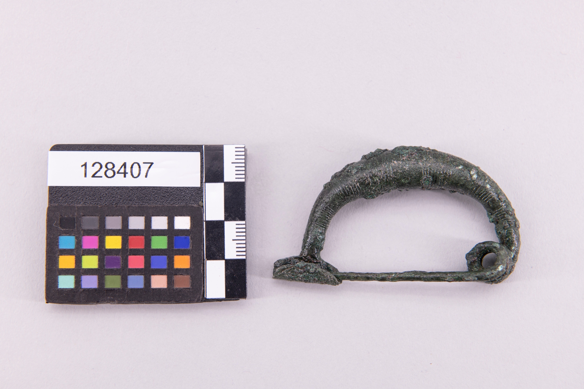 fibula/ ad arco ingrossato - fase Pontecagnano IB-II (terzo quarto sec. VII a.C)