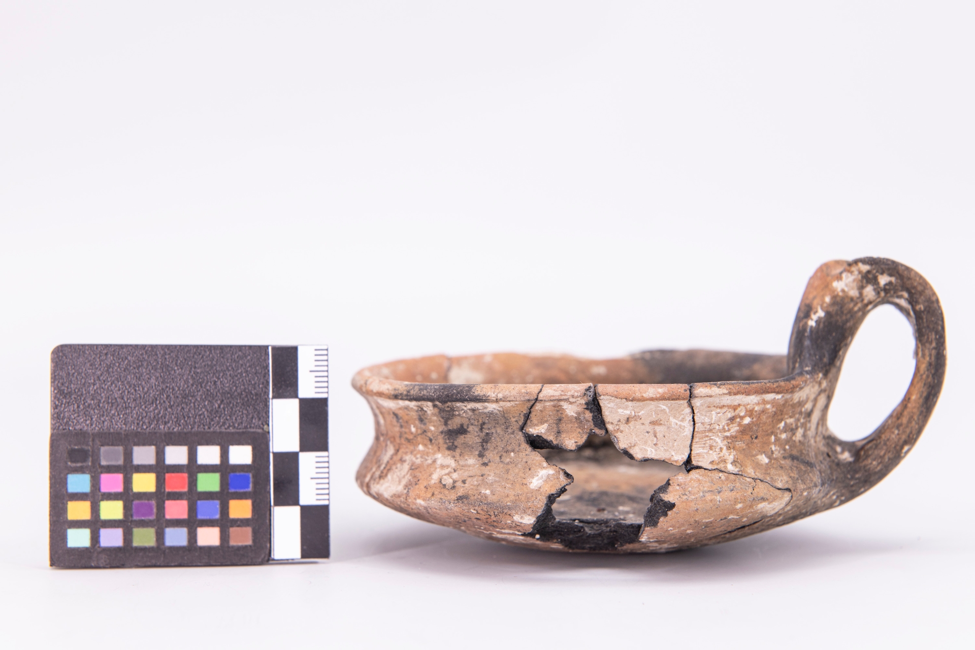 tazza - fase Pontecagnano IB (fine/ inizio secc. IX/ VIII a.C)