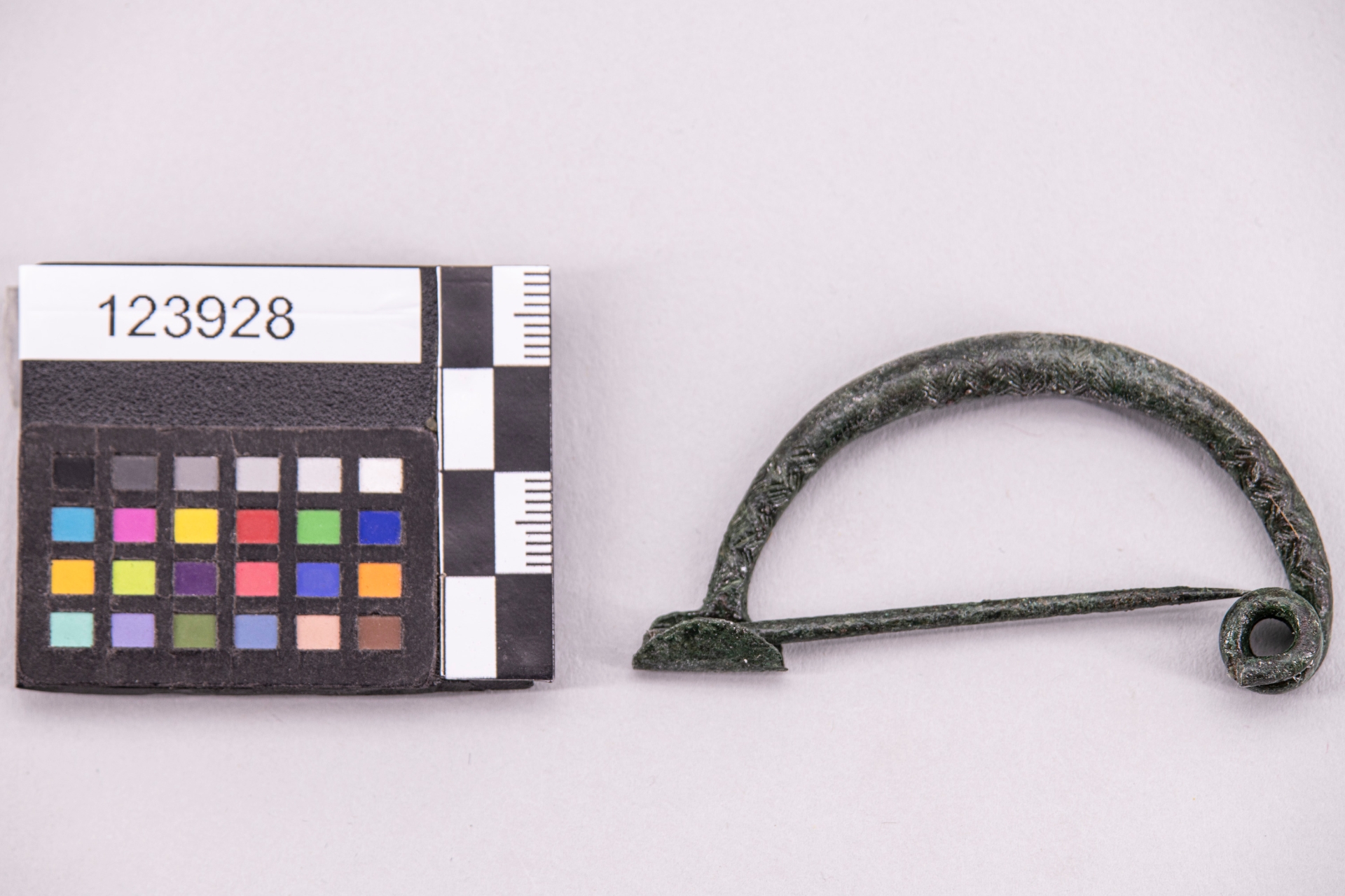 fibula/ ad arco ingrossato - fase Pontecagnano IB-II (terzo quarto sec. VII a.C)