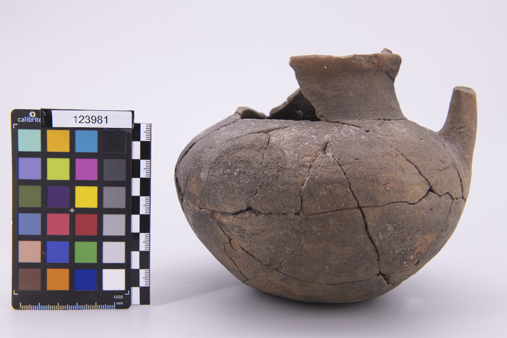 brocca globulare - fase Pontecagnano II (secondo quarto sec. VII a.C)