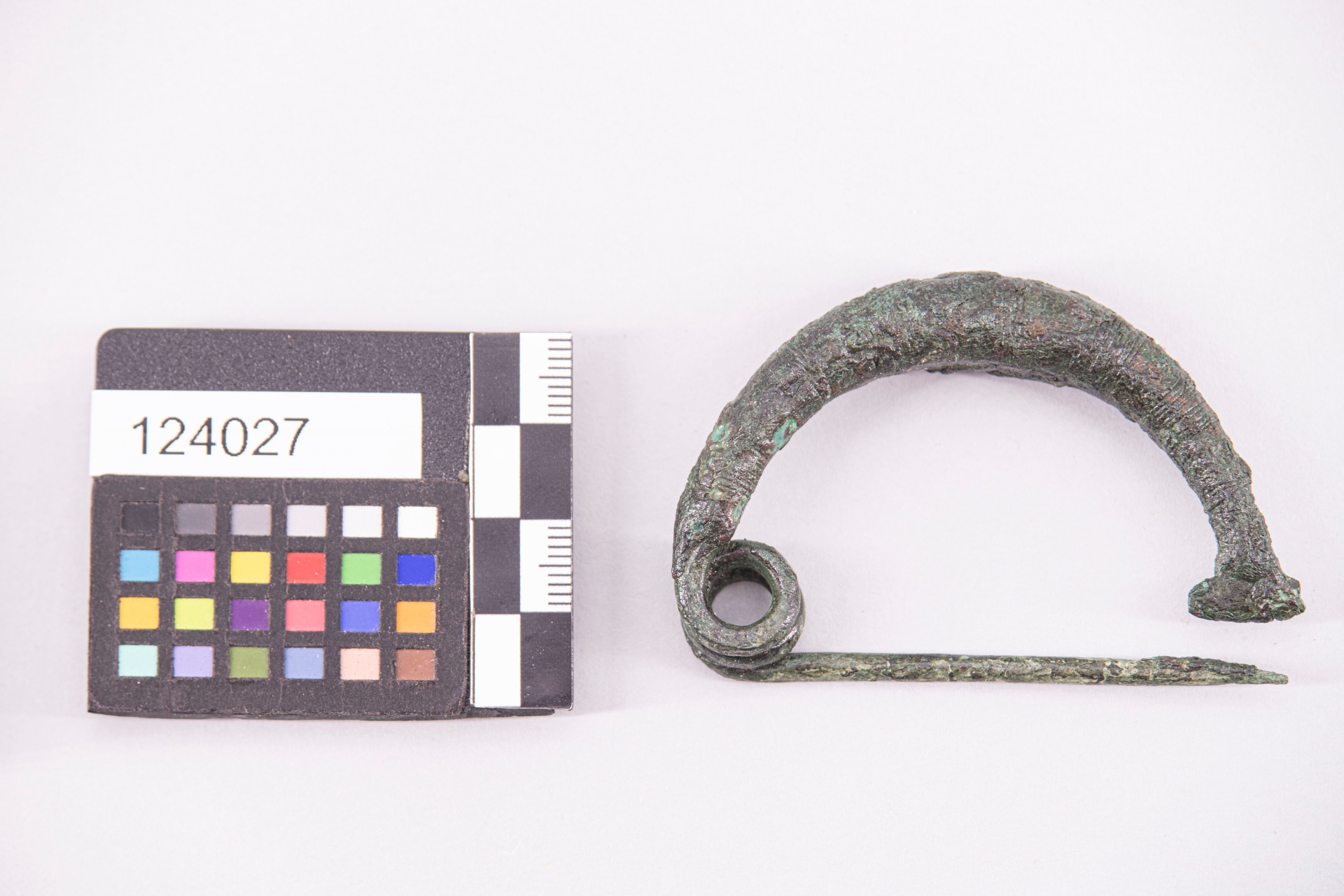 fibula/ ad arco ingrossato - fase Pontecagnano IB-II (terzo quarto sec. VII a.C)