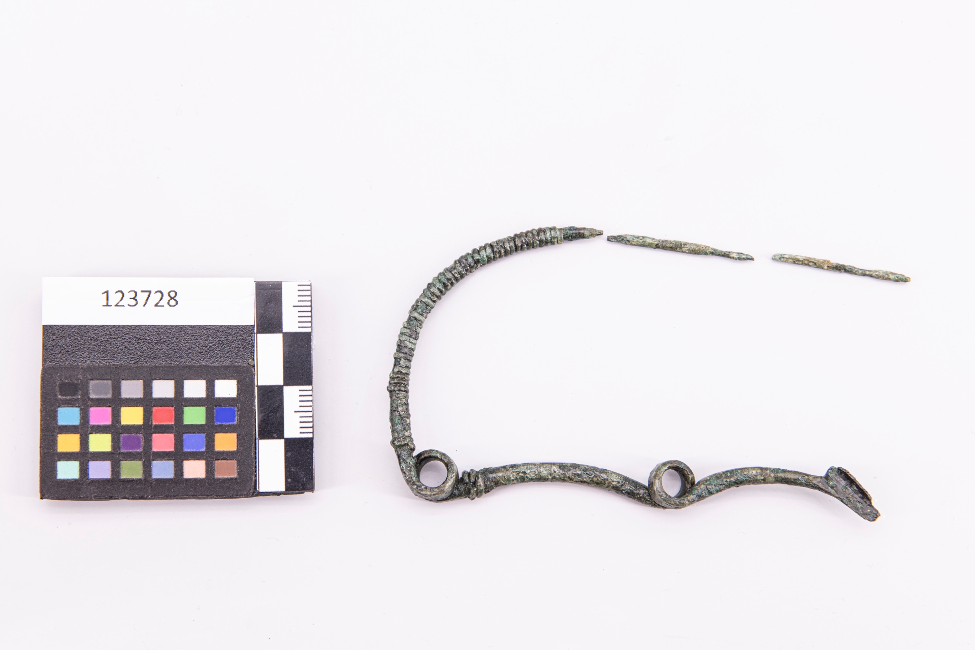 fibula/ ad arco serpeggiante (prima metà sec. VII a.C)