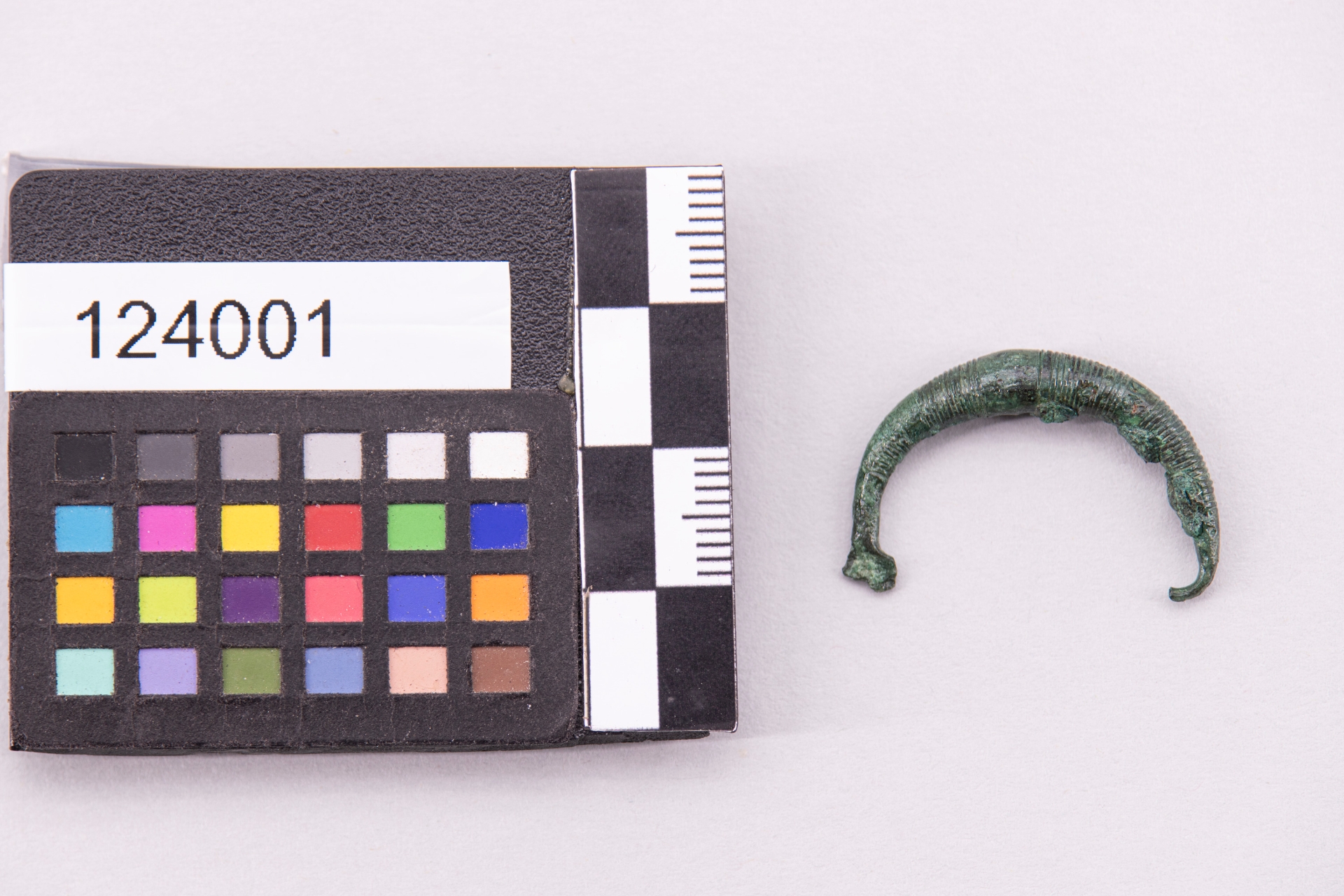 fibula/ ad arco ingrossato - fase Pontecagnano IB-II (terzo quarto sec. VII a.C)