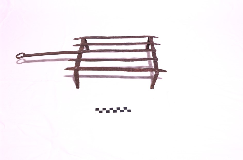 cradìca (graticola, ARREDI E SUPPELLETTILI/ CONTENITORI, RECIPIENTI E OGGETTI DI USO DOMESTICO)