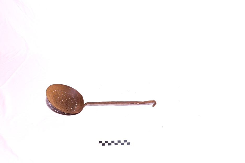 isprùmasola (schiumaiola, ARREDI E SUPPELLETTILI/ CONTENITORI, RECIPIENTI E OGGETTI DI USO DOMESTICO)