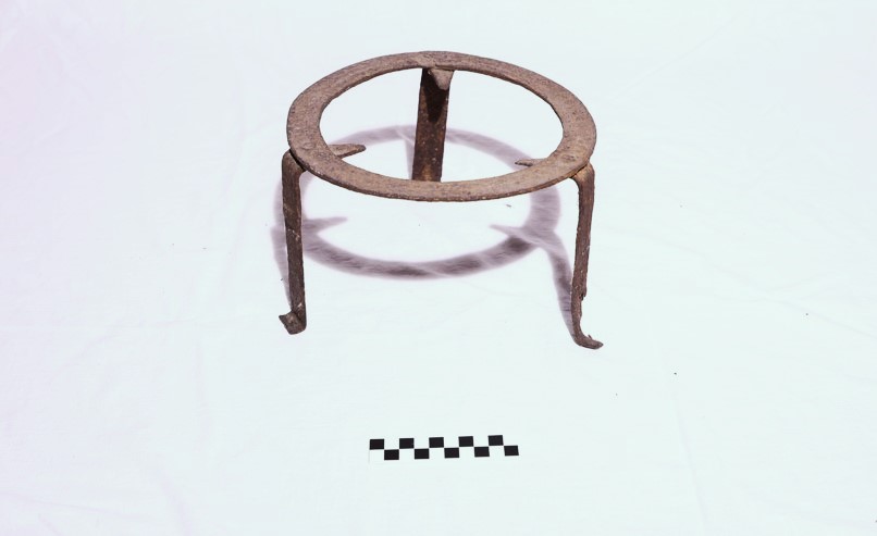 trìpide (treppiedi, ARREDI E SUPPELLETTILI/ CONTENITORI, RECIPIENTI E OGGETTI DI USO DOMESTICO)