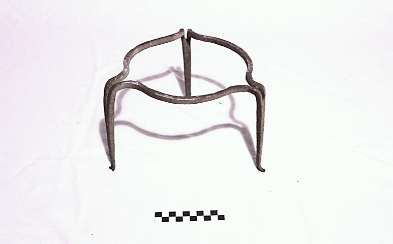 trìpide (treppiedi, ARREDI E SUPPELLETTILI/ CONTENITORI, RECIPIENTI E OGGETTI DI USO DOMESTICO)