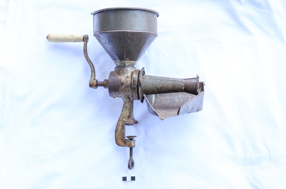 macchinedda po molere sa tamata (spremipomodoro, ARREDI E SUPPELLETTILI/ CONTENITORI, RECIPIENTI E OGGETTI DI USO DOMESTICO) - produzione industriale, ambito italiano