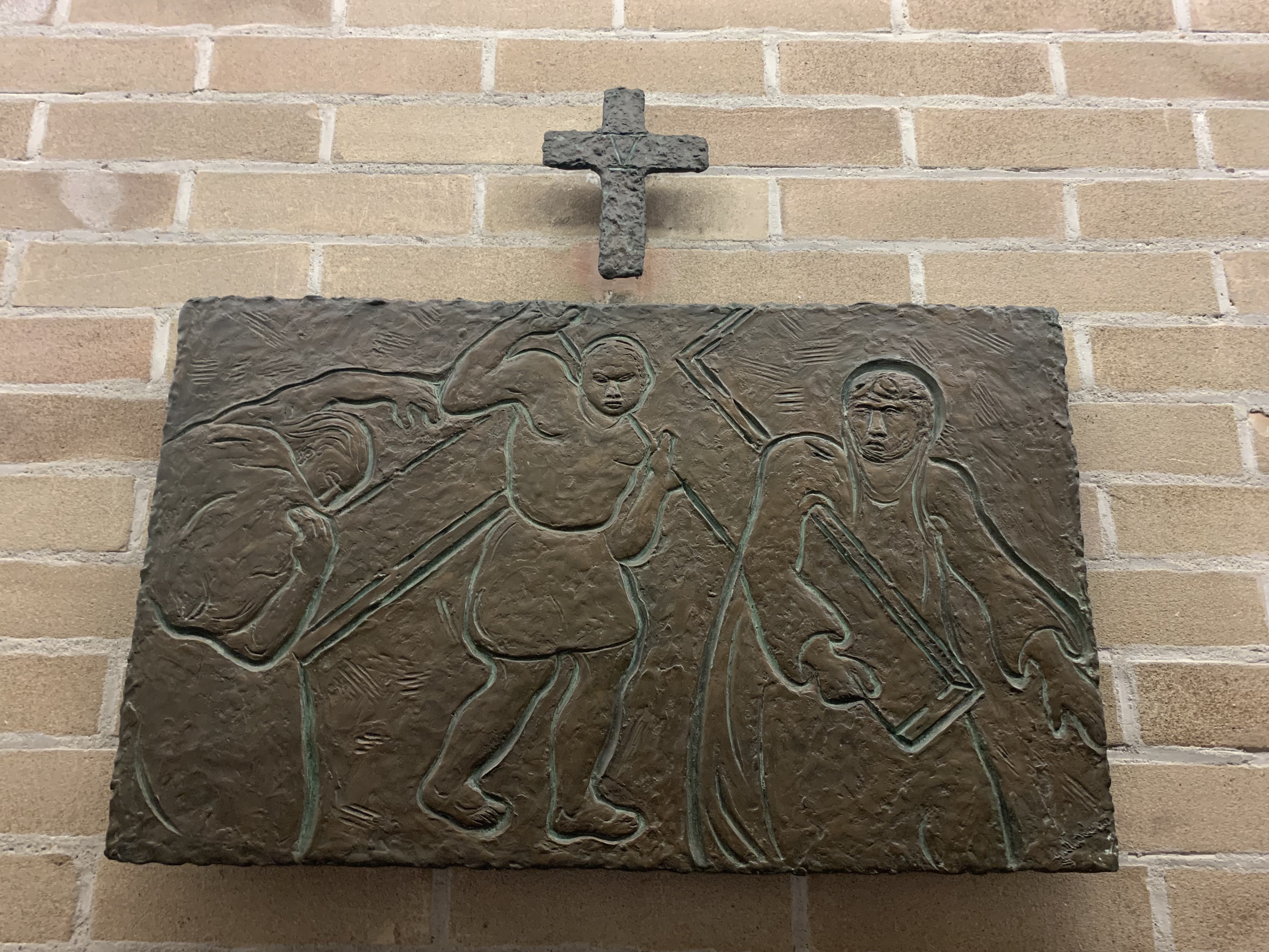 Gesù è aiutato a portare la croce da Simone di Cirene, Via Crucis (rilievo) di Galastena (metà XX)