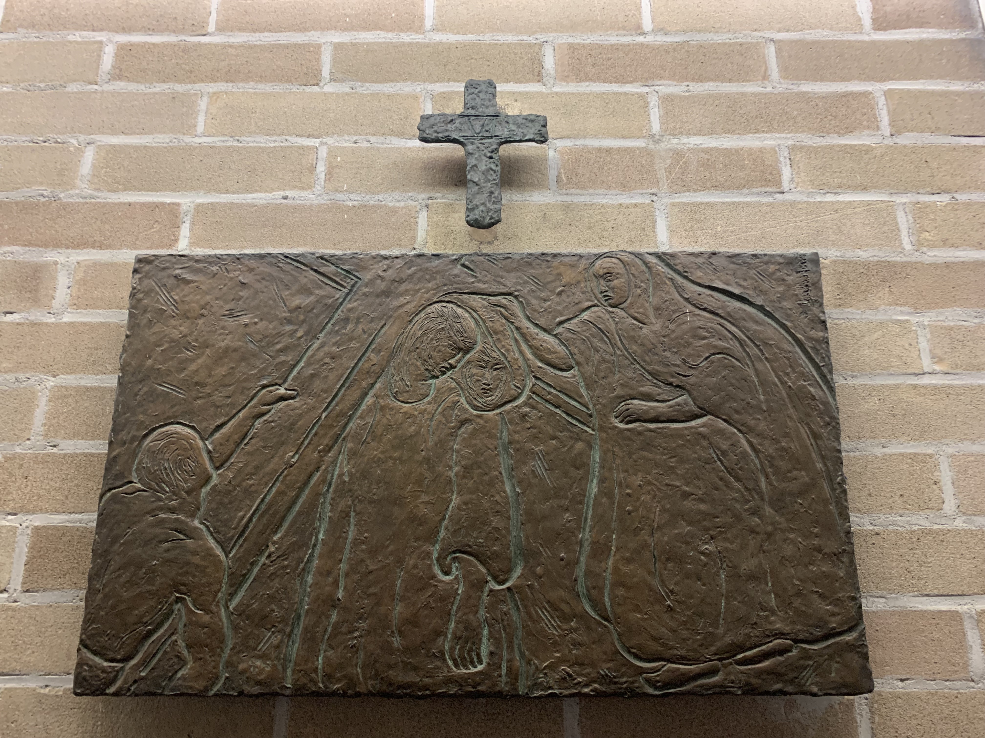 Santa Veronica asciuga il volto di Gesù, Via Crucis (rilievo) di Galastena (metà XX)