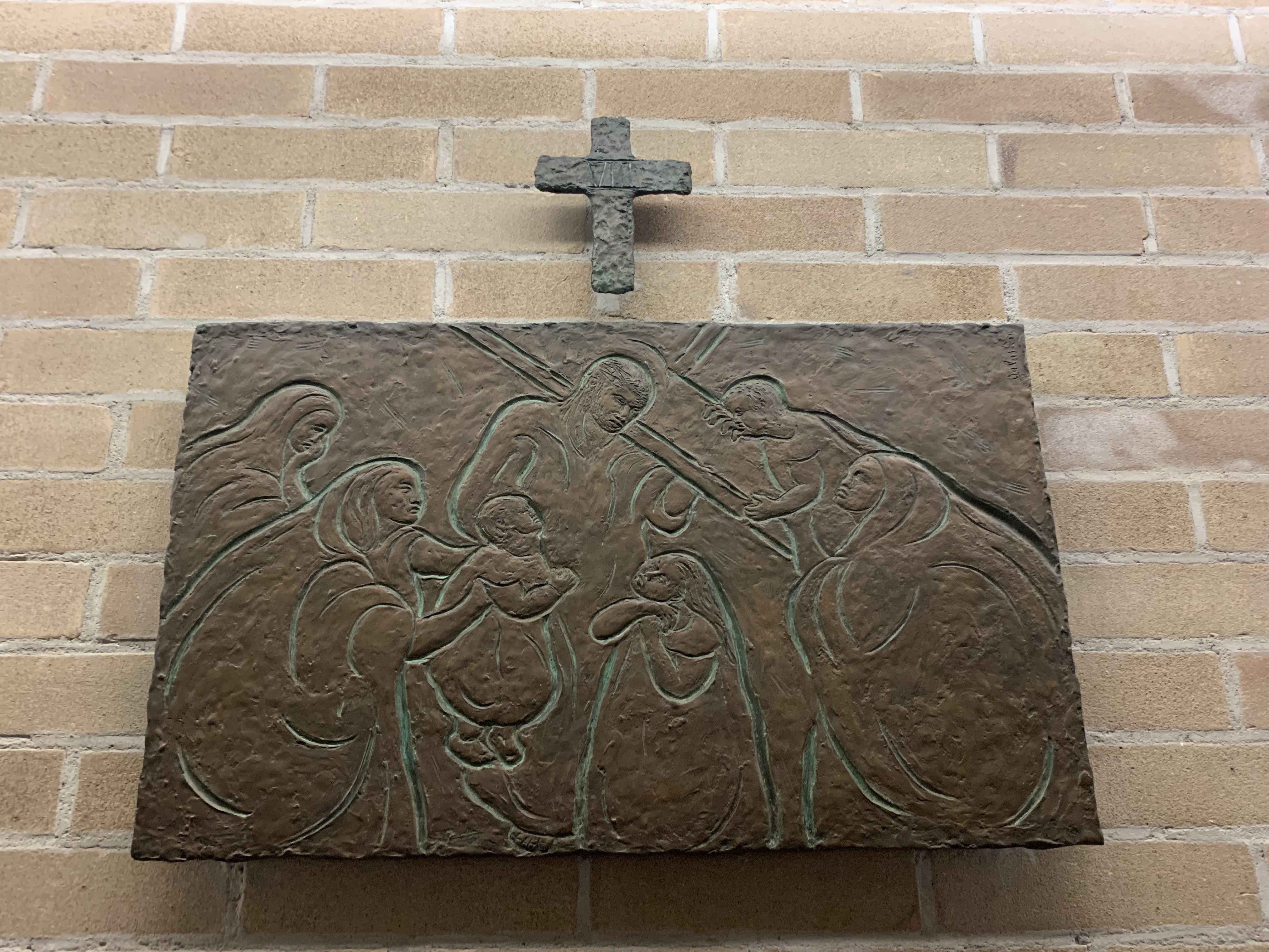 Gesù consola le donne di Gerusalemme, Via Crucis (rilievo) di Galastena (metà XX)