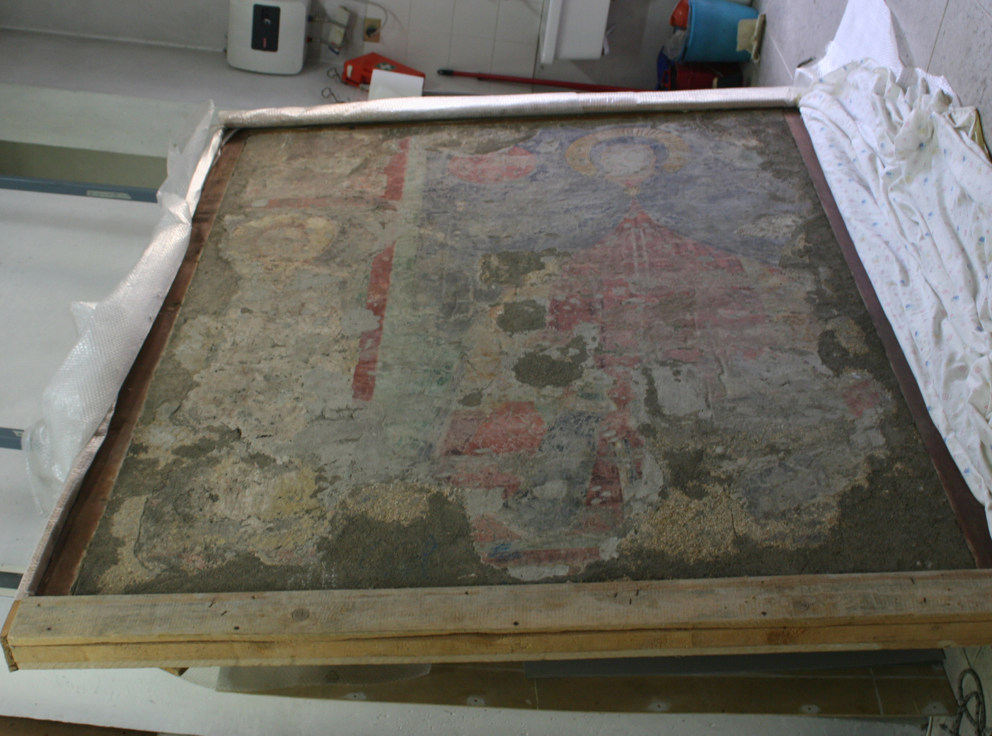 Madonna della Misericordia, un devoto e figura di santo, Madonna della Misericordia, un devoto e figura di santo (dipinto murale, frammento) di Maestro della Madonna de Petolis (attribuito) (fine/ inizio secc. XIII-XIV)