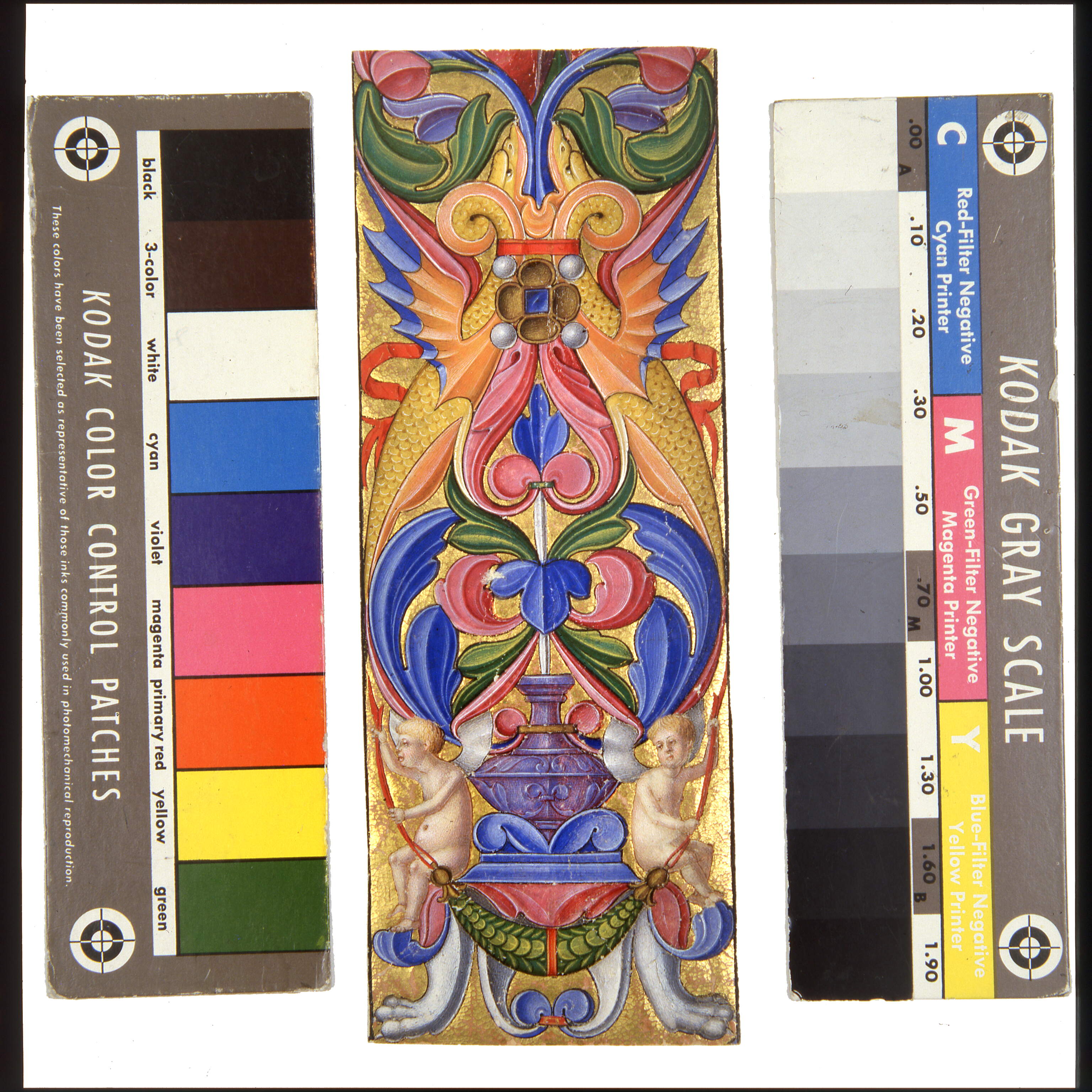 Parte di fregio marginale verticale figurato e animato con "Gioielli, putti alati con un nastro rosso, due draghi alati", motivi decorativi vegetali (miniatura, frammento) di Antonio Maria da Villafora (secc. XVI-XVI)