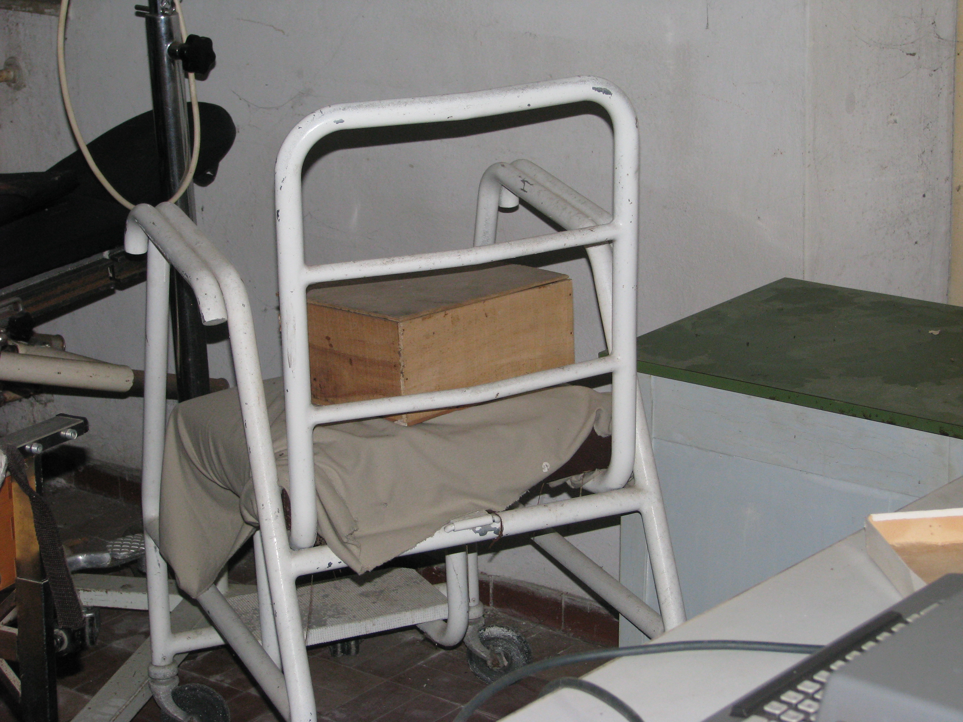 sedia sanitaria, su ruote (metà/ metà sec. XX)