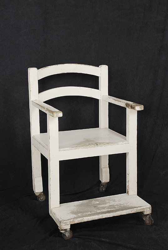 seggiolone, in legno per contenzione (prima metà sec. XX)