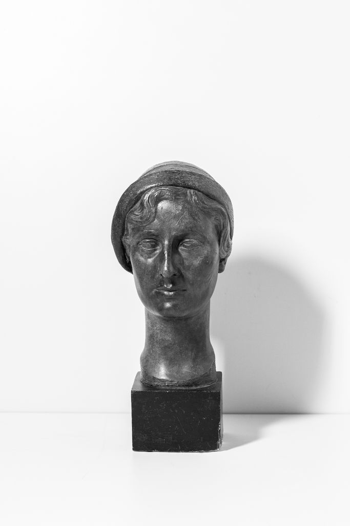 Ritratto, volto di giovane donna con copricapo (scultura) di Parisi Francesco (XX)