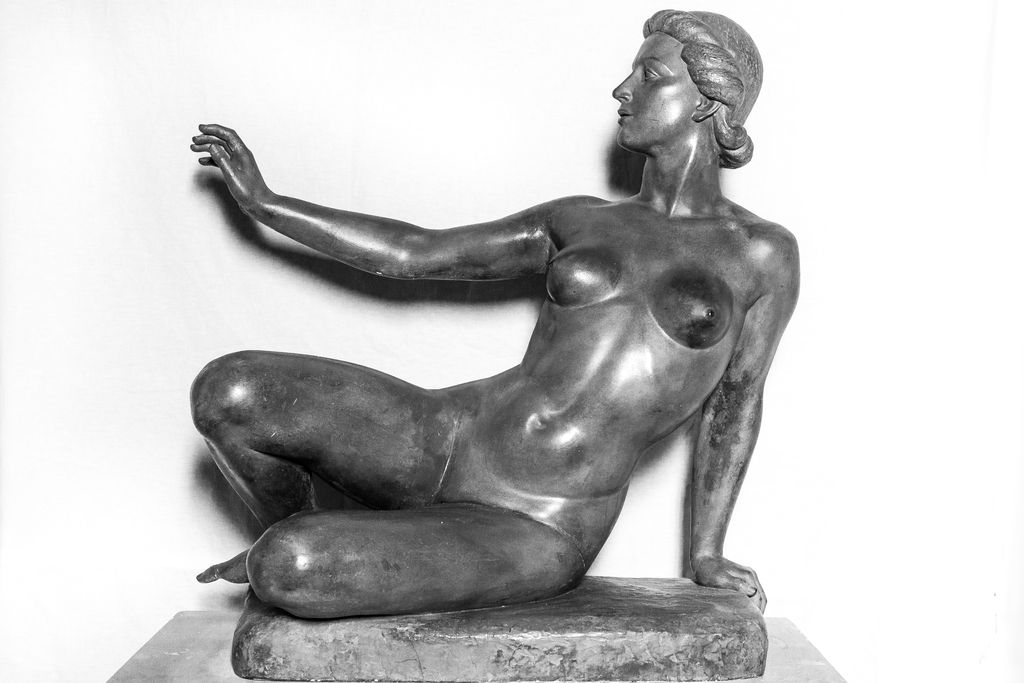Donna sdraiata, nudo femminile (scultura) di Piccoli Girolamo (XX)