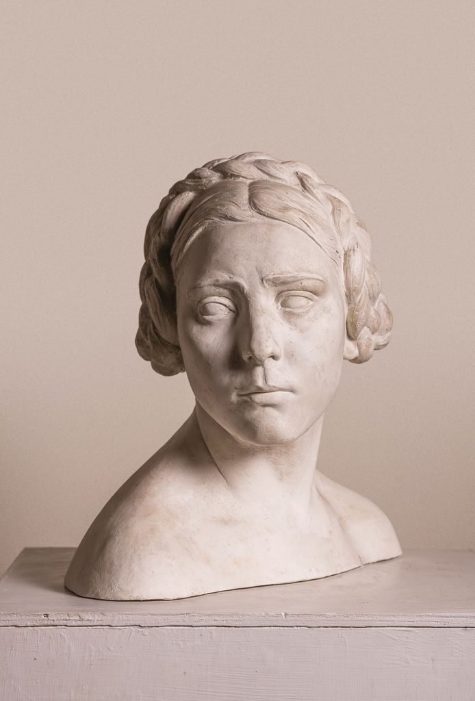 Busto femminile con acconciatura a treccia, ritratto di Giovanna Catalani (scultura) di Ponzi Domenico (XX)