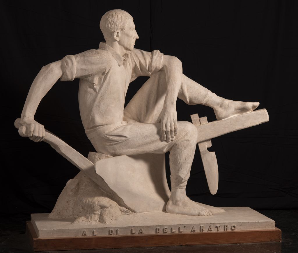 Al di là dell'aratro, contadino che riposa, anticolano Rinaldo Pietropaoli (scultura) di Ponzi Domenico (XX)