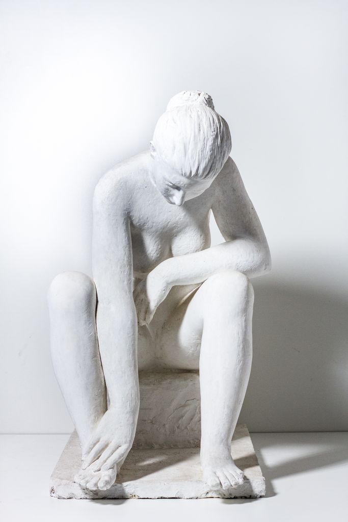 Nudo seduto, figura femminile nuda seduta (scultura) di Spadini Andrea (XX)