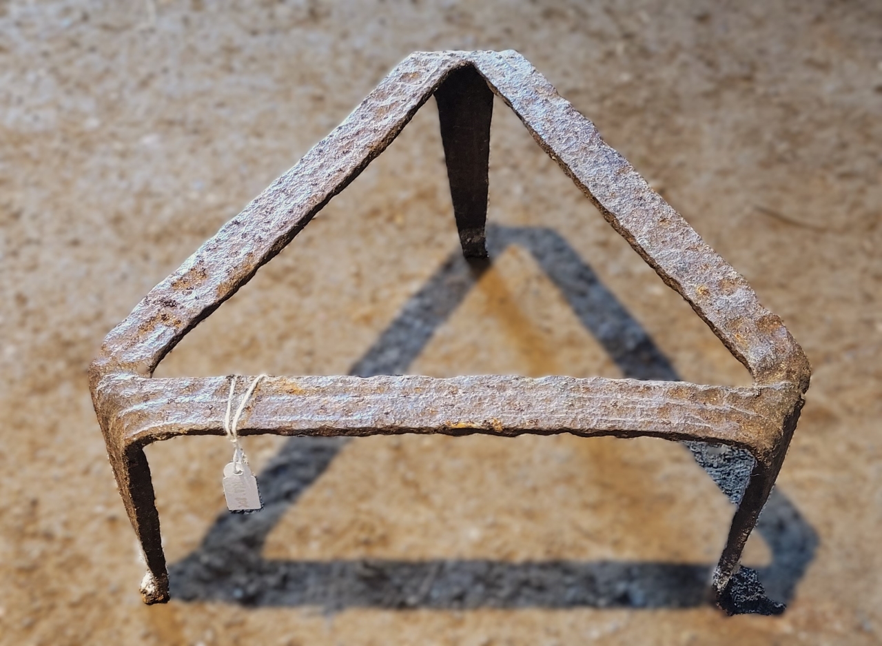 tribbita, brandali (treppiede, ARREDI E SUPPELLETTILI/ CONTENITORI, RECIPIENTI E OGGETTI DI USO DOMESTICO) - bottega del fabbro