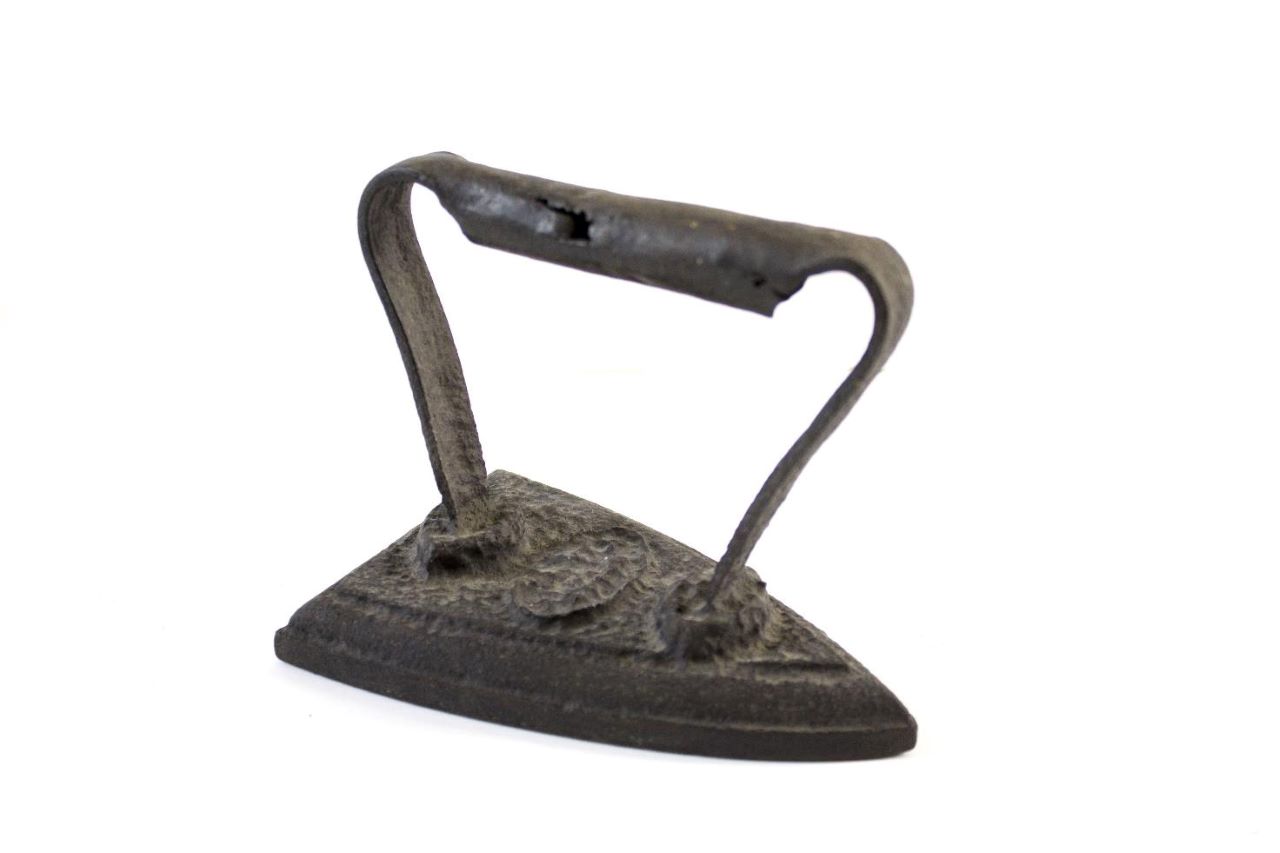 ferru 'e prentzare (ferro da stiro, ARREDI E SUPPELLETTILI/ CONTENITORI, RECIPIENTI E OGGETTI DI USO DOMESTICO) - produzione industriale