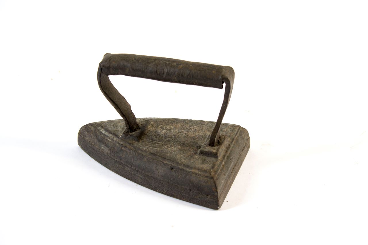 ferru 'e prentzare (ferro da stiro, ARREDI E SUPPELLETTILI/ CONTENITORI, RECIPIENTI E OGGETTI DI USO DOMESTICO) - produzione industriale