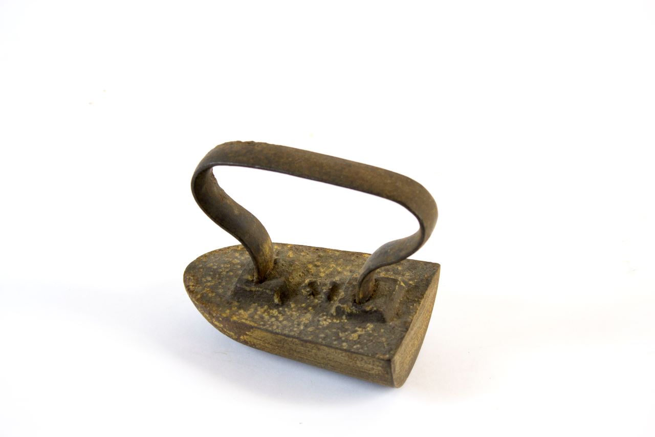 ferru 'e prentzare cun su funnu tunnu (ferro da stiro, ARREDI E SUPPELLETTILI/ CONTENITORI, RECIPIENTI E OGGETTI DI USO DOMESTICO) - produzione industriale