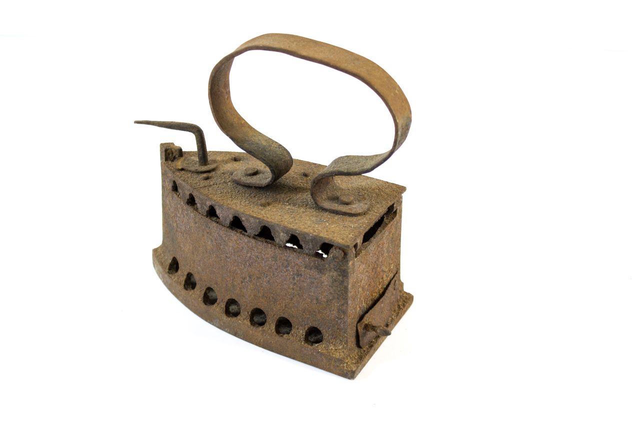 ferru 'e prentzare cun fogu aintro, ferru 'e prentzare a crabone (ferro da stiro, ARREDI E SUPPELLETTILI/ CONTENITORI, RECIPIENTI E OGGETTI DI USO DOMESTICO) - produzione industriale