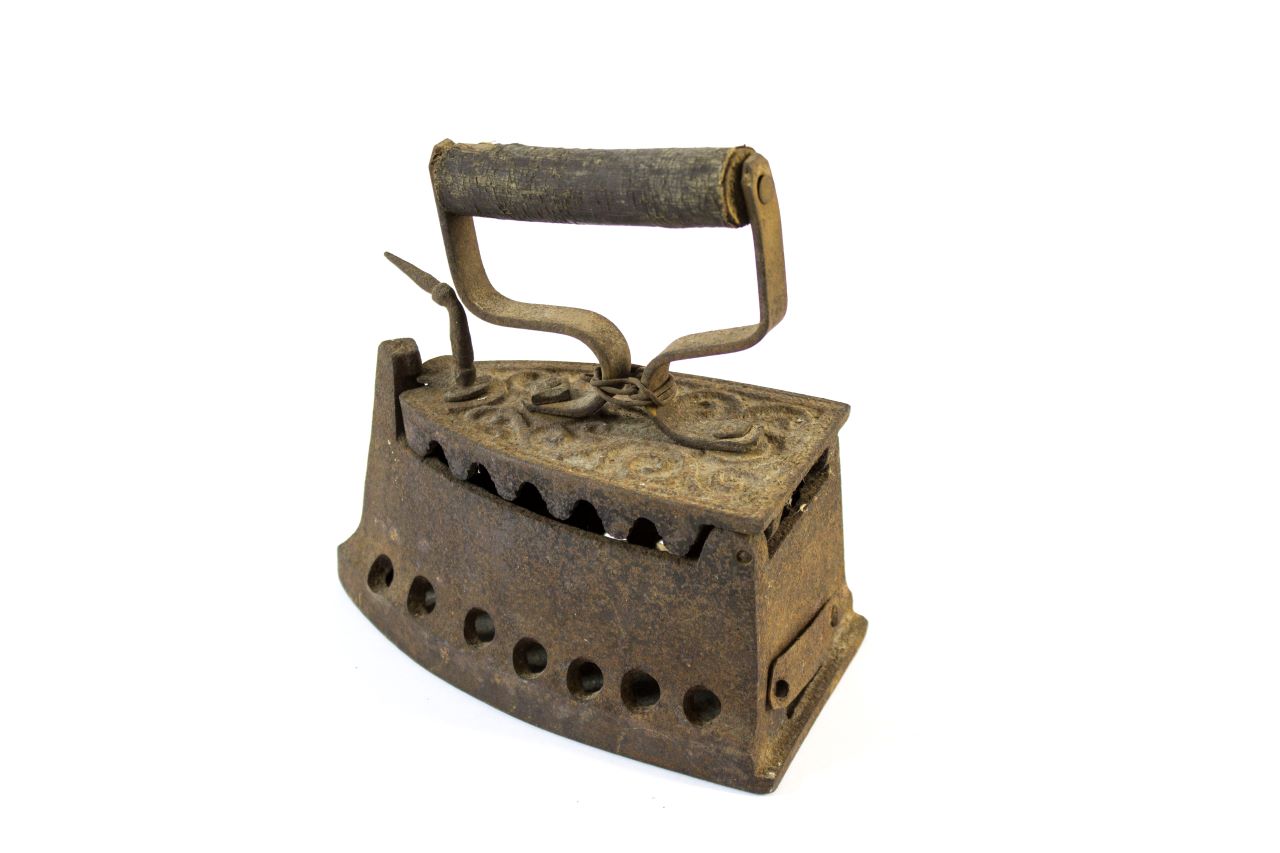 ferru 'e prentzare cun fogu aintro, ferru 'e prentzare a crabone (ferro da stiro, ARREDI E SUPPELLETTILI/ CONTENITORI, RECIPIENTI E OGGETTI DI USO DOMESTICO) - produzione industriale