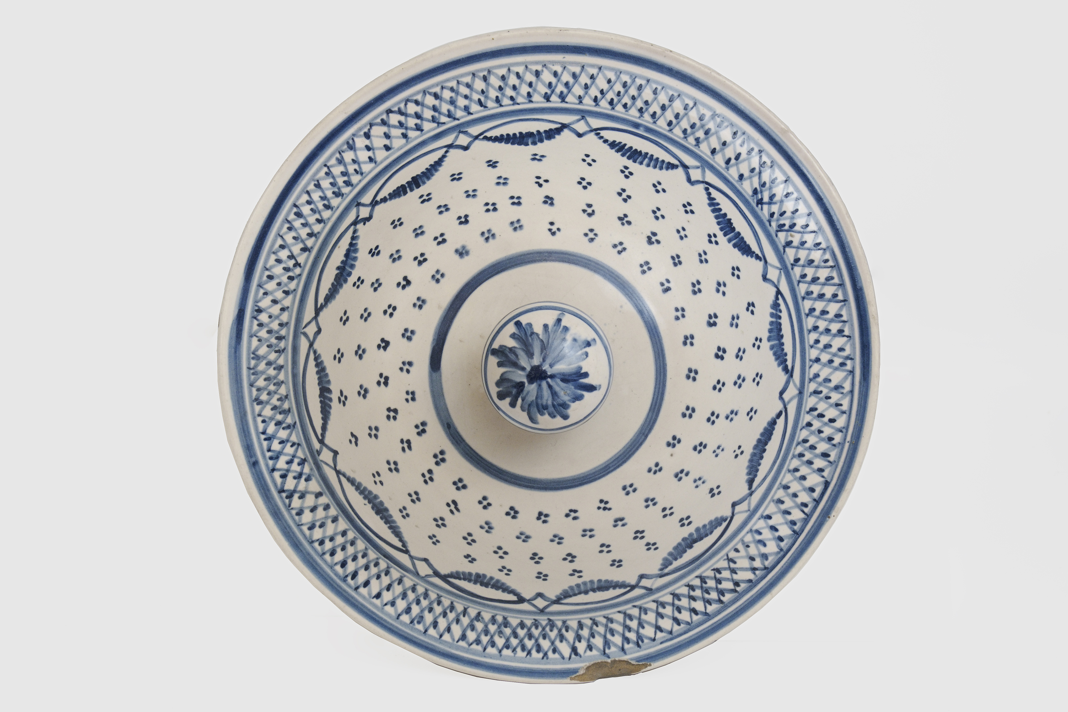 festoni, losanghe e fiori stilizzati (coperchio di zuppiera) - ambito vietrese (inizio XX)