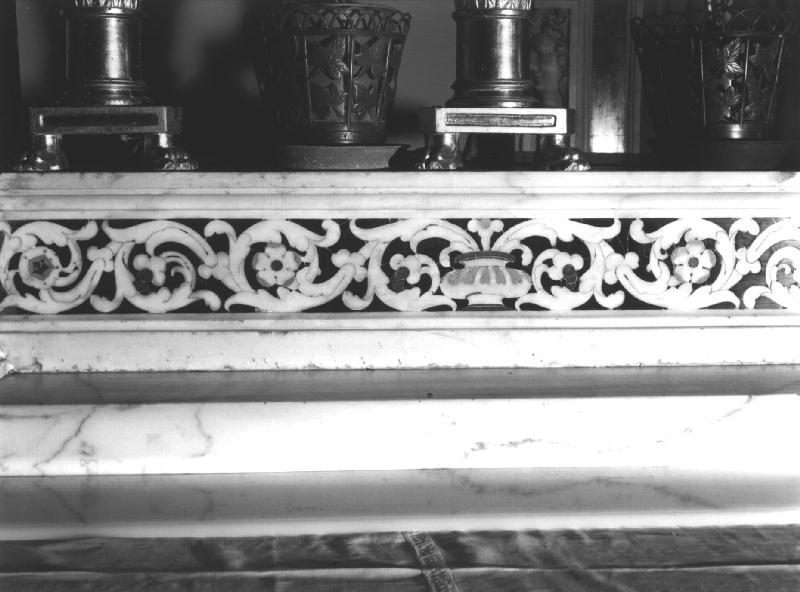 motivi decorativi a girali vegetali (gradino d'altare, elemento d'insieme) - bottega ligure, bottega lombarda (prima metà sec. XVII)