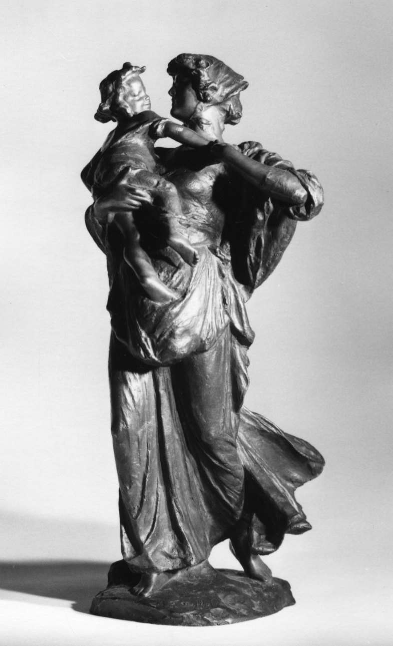 figura femminile con bambino (trofeo) - produzione piemontese (1915/ 1925)