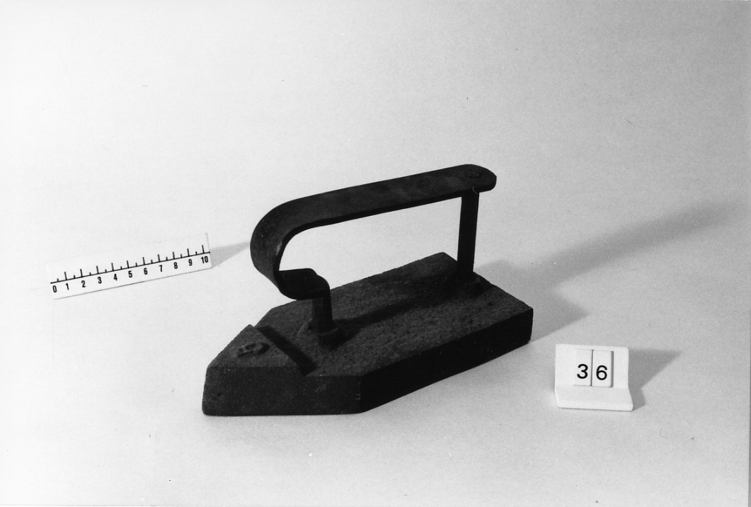 ferro da stiro, arnesi - produzione torinese (1900 ca)