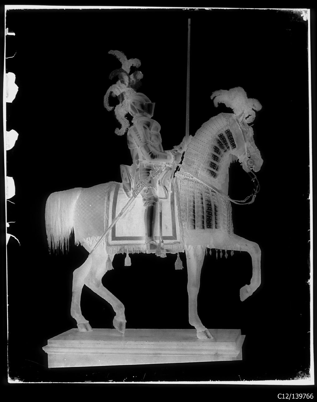 Torino - Armeria Reale - Armi difensive - Armature equestri - Generale Rota - B8 (negativo) di Anonimo (studio), Berra Bussolino Celestina - Berra Favale Gustava (studio) (XIX)