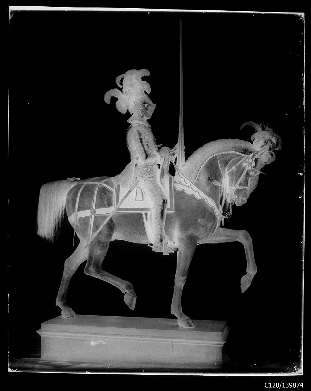 Torino - Armeria Reale - Armi difensive - Armature equestri - B9 - Martinengo (negativo) di Anonimo (studio), Berra Bussolino Celestina - Berra Favale Gustava (studio) (fine XIX)
