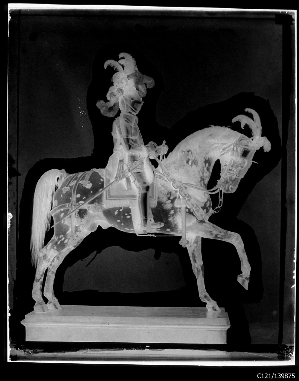Torino - Armeria Reale - Armi difensive - Armature equestri - B10 (negativo) di Berra Bussolino Celestina - Berra Favale Gustava (studio) (fine XIX)