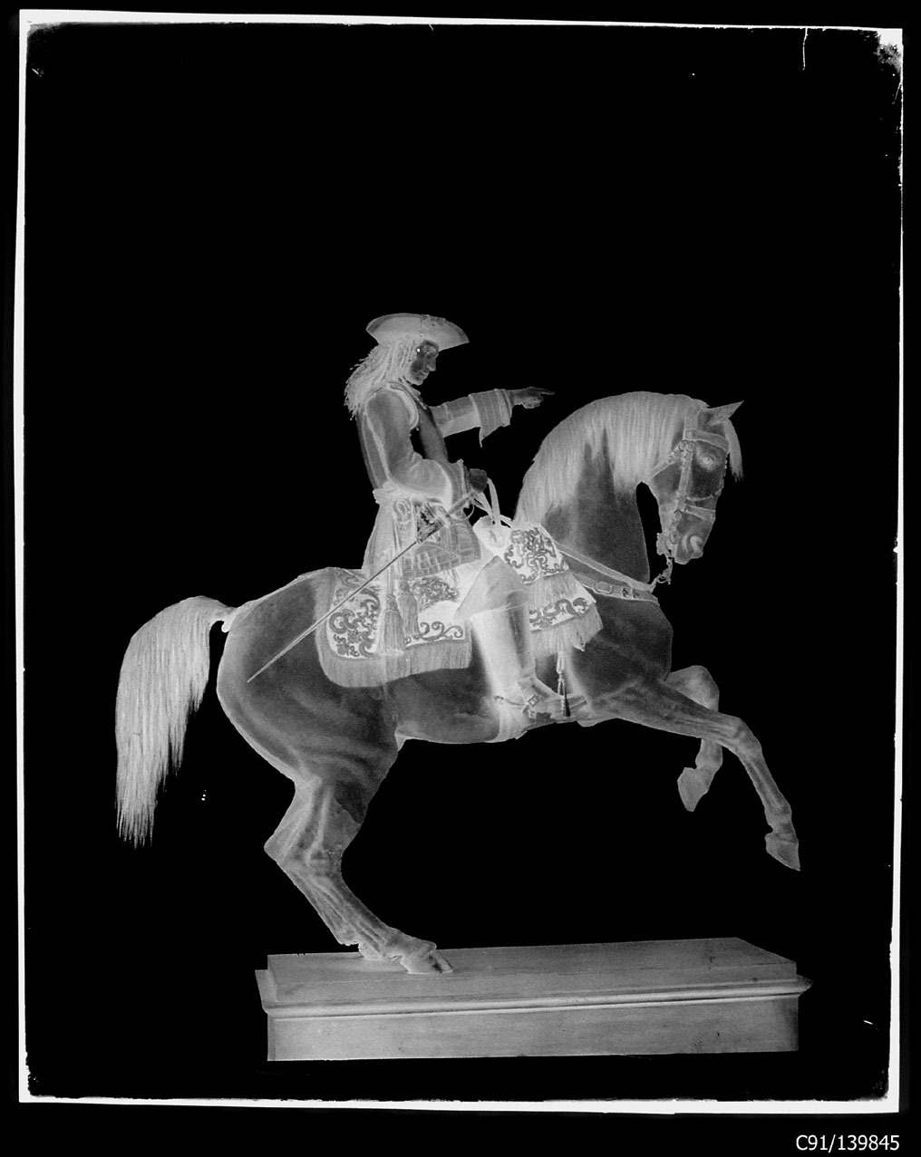 Torino - Armeria Reale - Armi difensive - Armature equestri - B11 - Eugenio di Savoia (negativo) di Anonimo (studio), Berra Bussolino Celestina - Berra Favale Gustava (studio) (fine XIX)